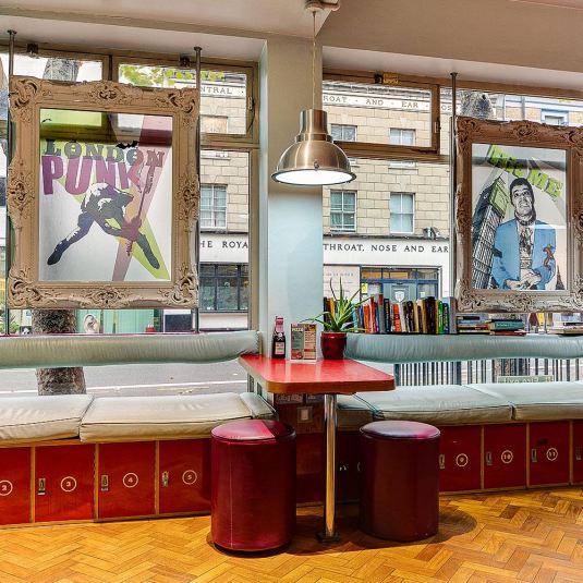 Ein gedeckter Tisch in der Clash Bar in der Jugendherberge Clink 78 in London