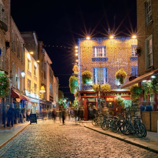 O bairro de Temple Bar, em Dublin, com caminhos de calçada e muitos bares e restaurantes