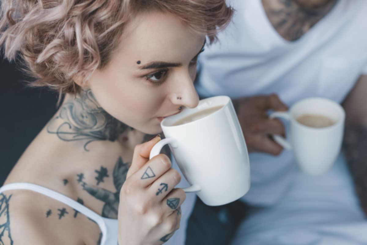 donna che beve caffè
