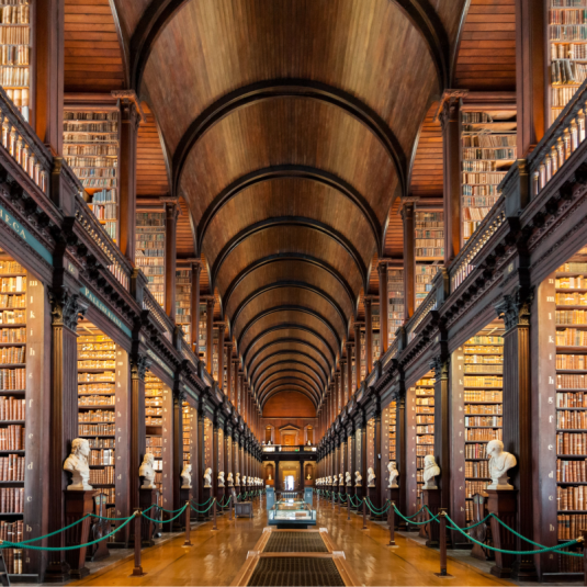 Biblioteca del Trinity College con migliaia di libri storici in esposizione