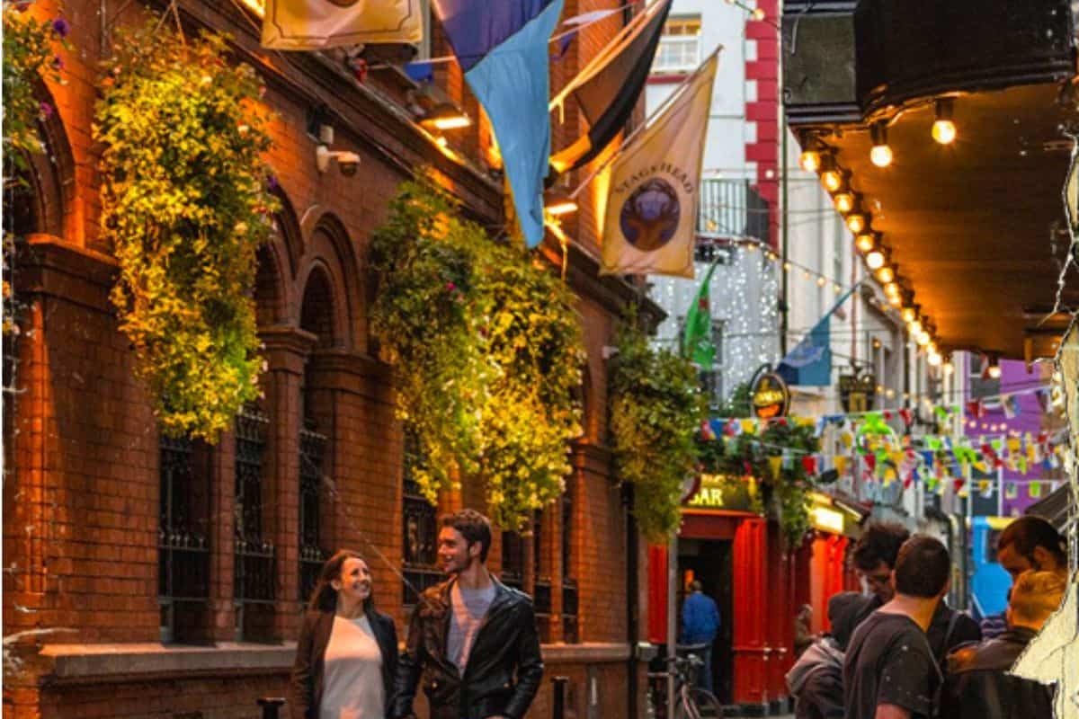 turistas en la calle Dame Lane de Dublín