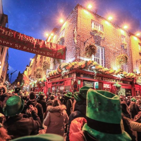 Dia de São Patrício no famoso bairro de Temple Bar, em Dublin