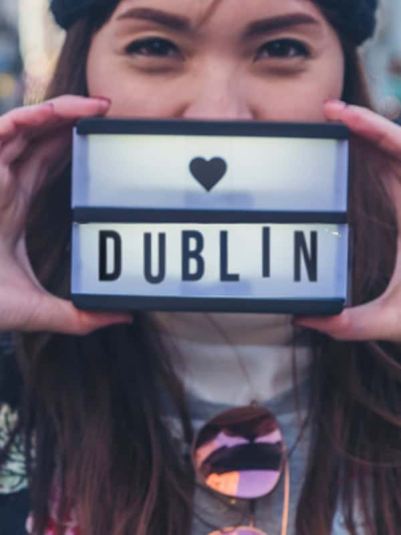 Clink-hostels-Dublín-Girl holding-I-Love-Dublín-Light-Box