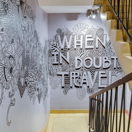 Kunstwerke an den Wänden des Treppenhauses des Clink 261 Hostels in London