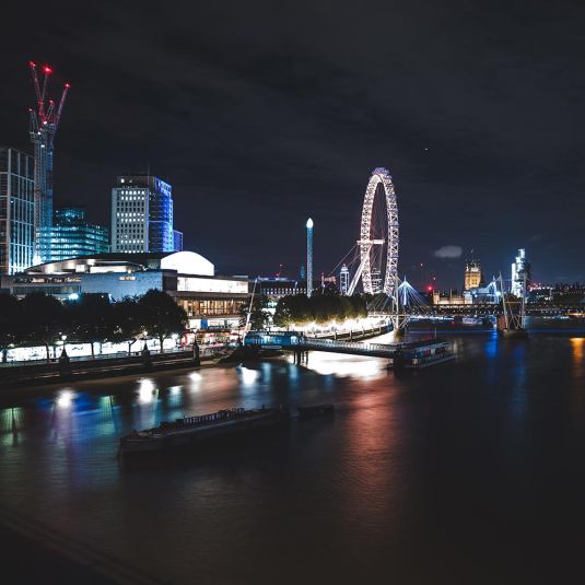 Noite no rio Tamisa, em Londres, com a linha do horizonte da cidade 