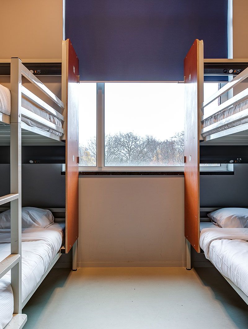 Etagenbetten und ein Fenster in der Jugendherberge ClinkNOORD in Amsterdam