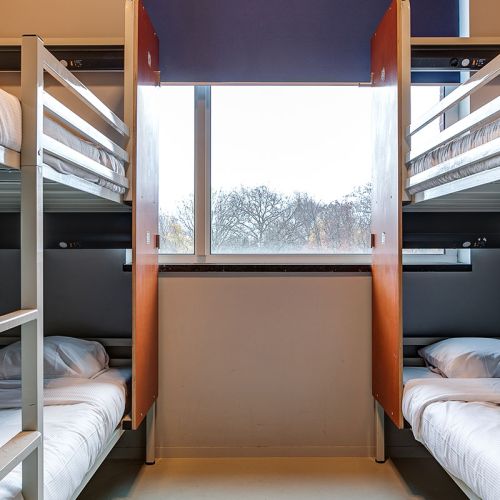 lits superposés à l'auberge ClinkNOORD à Amsterdam