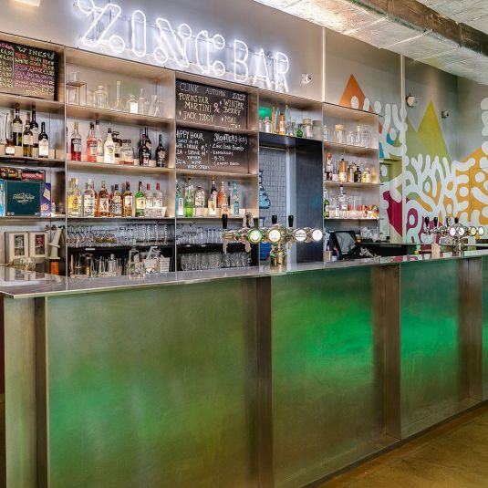 Bar de zinco no hostel ClinkNOORD, em Amesterdão, com cervejas, vinhos, bebidas espirituosas e refrigerantes