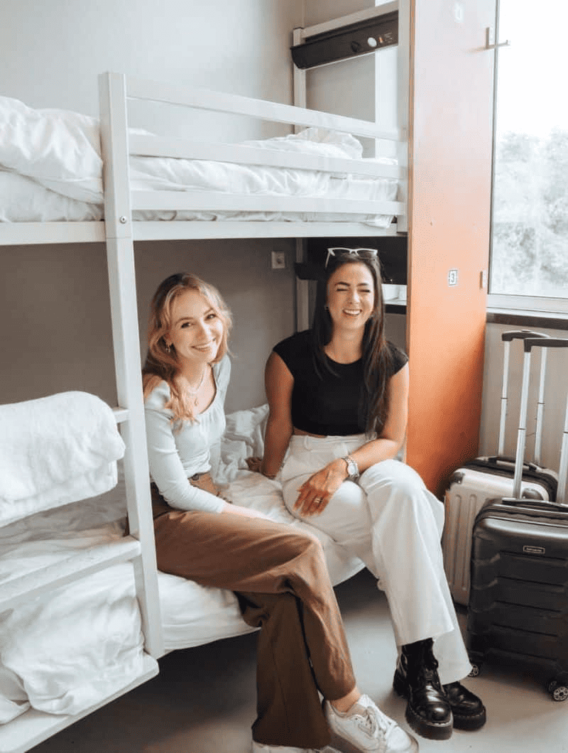Sinalética para os dormitórios só para mulheres nos Clink Hostels