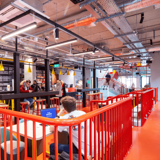 Clink i Lár hostel bar and socialising areas