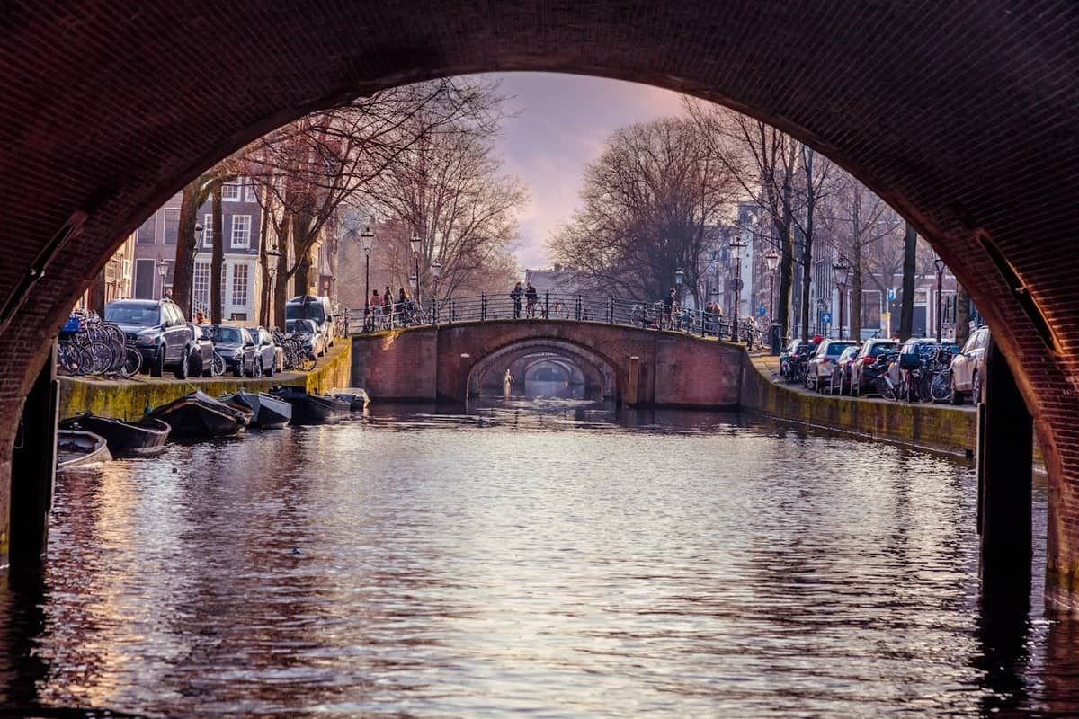 Les canaux d'Amsterdam à l'aube