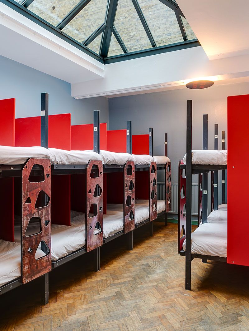 Etagenbetten in einem Schlafsaal der Jugendherberge Clink 261 in London