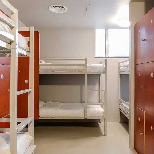 Dormitorios en ClinkNOORD en Ámsterdam con taquillas para el equipaje de los huéspedes