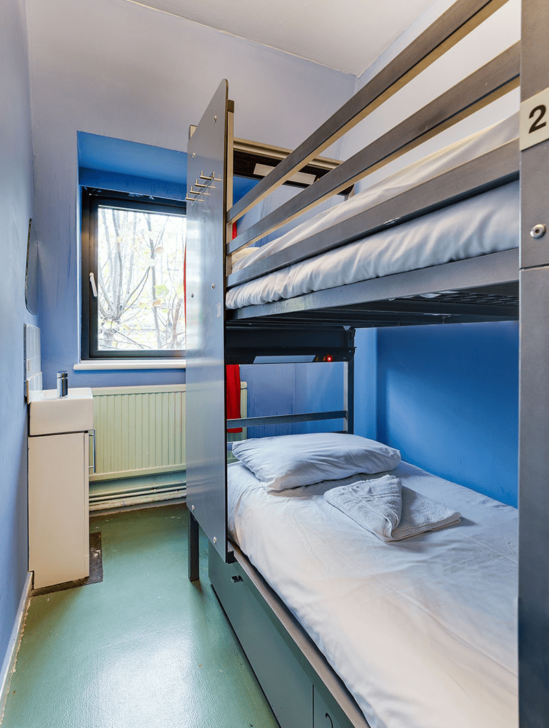 Une chambre double privée à l'auberge Clink 261 à Londres avec un ensemble de lits superposés.
