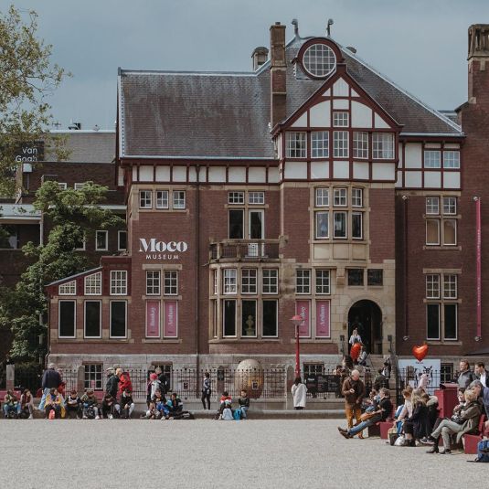 das Moco-Museum in Amsterdam Noord mit Passanten