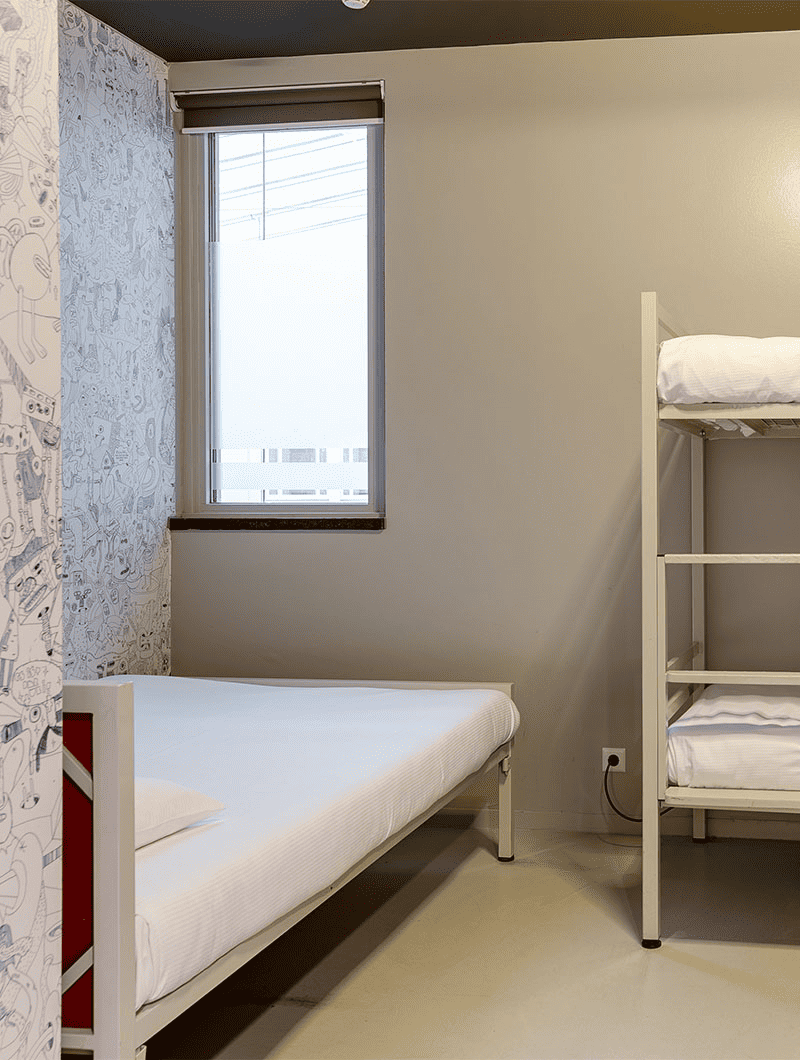 Um quarto familiar no ClinkNOORD hostel em Amesterdão com uma cama de casal e um conjunto de beliches