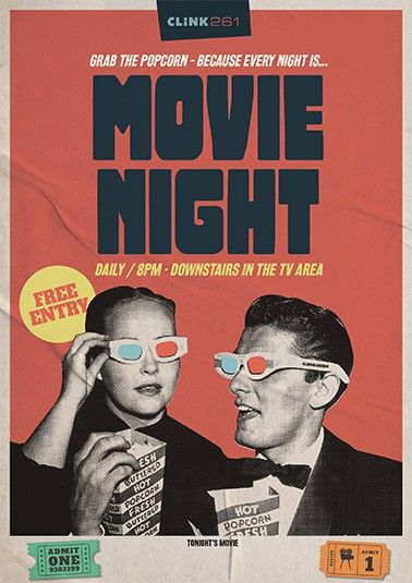 Filmabend in den Clink Hostels, bei dem die Leute Retro-3D-Brillen tragen und Popcorn essen