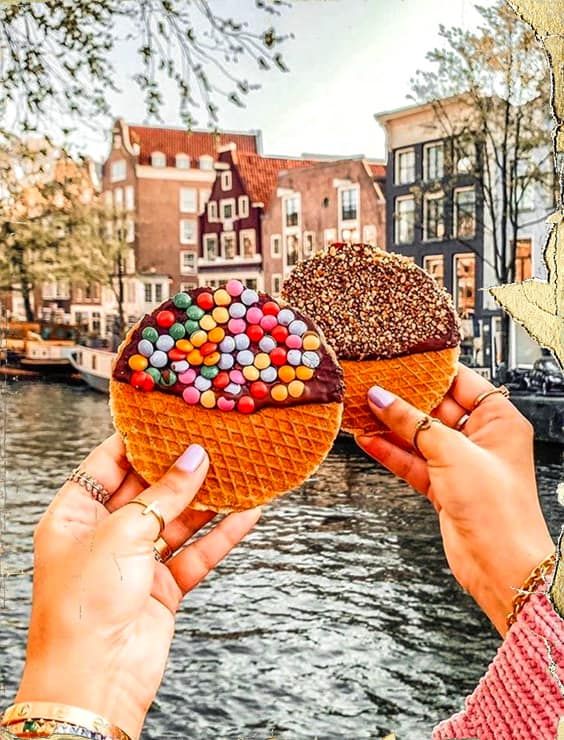 Menschen, die traditionelle holländische Snacks in der Stadt Amsterdam genießen