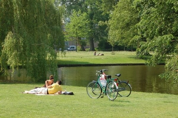 People having a picnic in Vondelpark