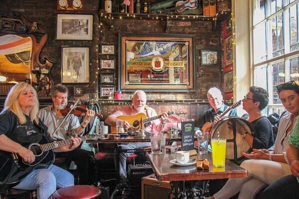 live traditional Irish music at the Brazen Head pub in Dublin