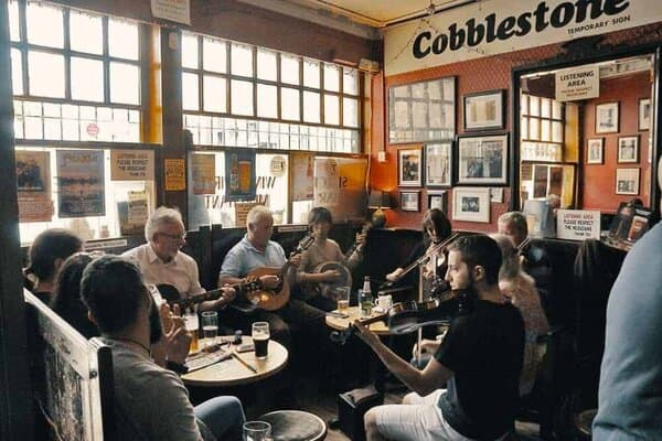 live traditional Irish music at the Cobblestone pub in Dublin